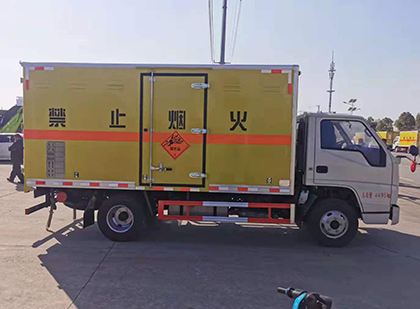 蒸湘爆破器材运输车